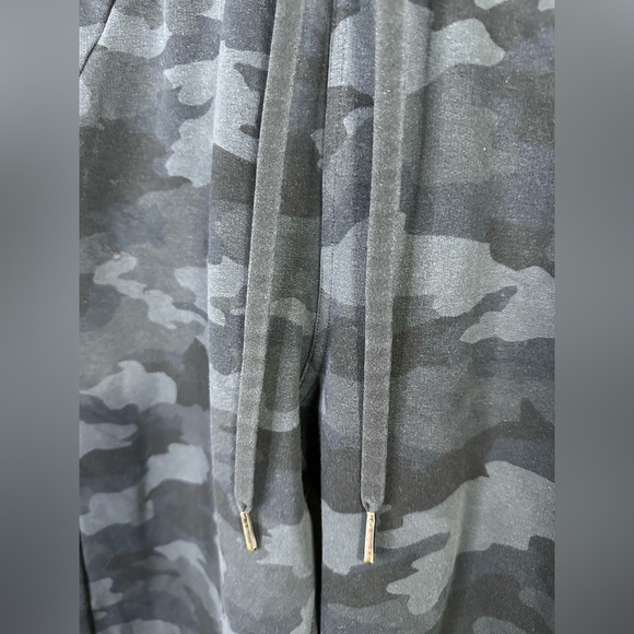 Lululemon Scuba Joggers Size 4 in Black Camo - Picture 6 of 8